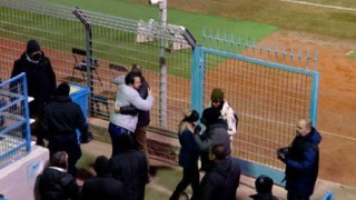 Αγκαλιά Καρυπίδης-Παπαϊωάννου μετά το τέλος του ματς