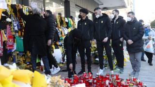 Οι παίκτες του μπασκετικού Αρη, το τεχνικό επιτελείο και η διοίκηση στο σημείο της δολοφονίας του Αλκη (Pics)