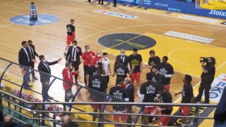 Άρης-Ολυμπιακός: Με… κίτρινο «σας παρακαλώ μη με χτυπάτε άλλο» Βεζένκοφ και Παπανικολάου