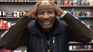 Έπος Ογκουνσότο σε διαφήμιση sex shop: «Κάντε έρωτα, όχι πόλεμο»!