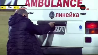 Ποδοσφαιριστές στη Βουλγαρία προσπαθούν να ανοίξουν φρακαρισμένη πόρτα ασθενοφόρου για τραυματία συμπαίκτη