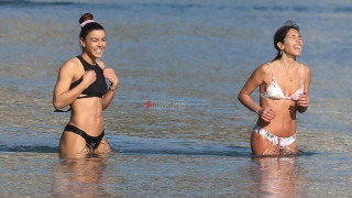 Η Ειρήνη Παπαδοπούλου...λιώνει στην παραλία αψηφώντας το κρύο