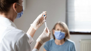 Κορωνοϊός: Πόλεμος μεταξύ γιατρών και φαρμακοποιών για τον εμβολιασμό