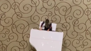 Εισβολή στην Ουκρανία: Νεαρό αγόρι παίζει πιάνο σε ξενοδοχείο του Χάρκοβο, εν μέσω πολέμου