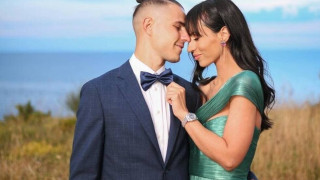 Ανεβαίνουν τα σκαλιά της εκκλησίας στην Κωνσταντινούπολη Πέλκας και Κυβέλη Μάρδα