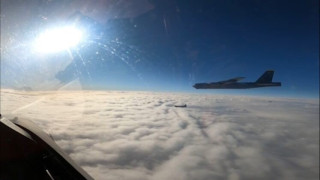 Ελληνικά F-16 πέταξαν μαζί με το τεράστιο B-52