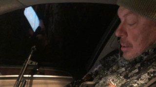 Ουκρανία: Ο Σάσα Βολκόφ έβαλε την παραλλαγή και πήρε το όπλο του!