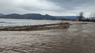 Χαλκιδική: Λίμνη η παραλία Συκιάς από τη βροχή