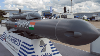 Στόχους σε εμβέλεια 800 χλμ. θα «χτυπάνε» οι πύραυλοι BrahMos, μπορούν να εξοπλιστούν και τα Rafale