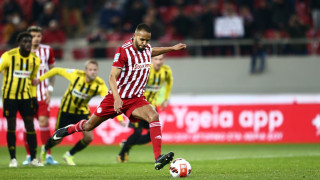 Γελάει ο κόσμος! Είδε πέναλτι ο Μανούχος και έκανε δώρο το 2-1 στον Ολυμπιακό