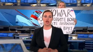 Τι απέγινε η Ρωσίδα δημοσιογράφος που εισέβαλε με πλακάτ στο στούντιο την ώρα των ειδήσεων