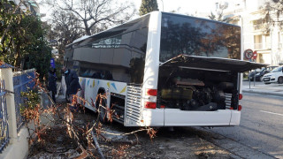 Θεσσαλονίκη: Τρελή πορεία λεωφορείου στη Λαγκαδά - Παρέσυρε οχήματα, 5 τραυματίες