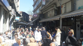 25η Μαρτίου: Ουρές για τα… μπακαλιαράκια στη Θεσσαλονίκη