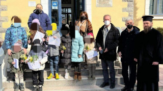 Πόλεμος στην Ουκρανία: Υποδοχή μαθητών σε προσφυγόπουλα στην Αλμωπία με ποντιακή λύρα και λουλούδια