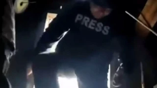 Ουκρανοί στρατιώτες φυγαδεύουν το συνεργείο της ΕΡΤ σε καταφύγιο εν μέσω βομβαρδισμών