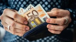 Μπαράζ πληρωμών από ΕΦΚΑ και ΔΥΠΑ από 10 έως 14 Ιουλίου