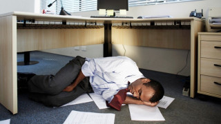 Εταιρία ζητάει από τους εργάτες να κοιμούνται στο εργοστάσιο λόγω... Covid-19