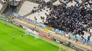 Οι Γάλλοι πετούν φωτοβολίδες ευθείας βολής στην κερκίδα του ΠΑΟΚ (vid)