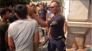Έφτιαξαν σελίδα υπέρ του αστυνομικού που χτύπησε μετανάστη στην Κω (pic)