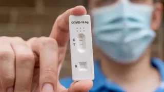 ΠΟΥ: Η Covid-19 φτάνει στο σημείο να γίνει μια νόσος παρόμοια της εποχικής γρίπης