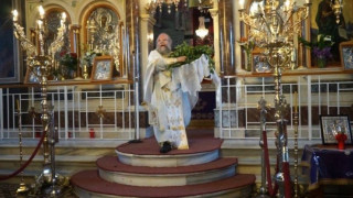 Πόλος έλξης ο «ιπτάμενος» ιερέας της Χίου για εκατοντάδες πιστούς
