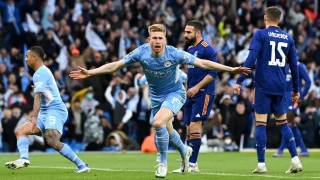 Νάπολι: «Γη και ύδωρ» για Ντε Μπρόινε-Πόσα χρήματα του δίνει