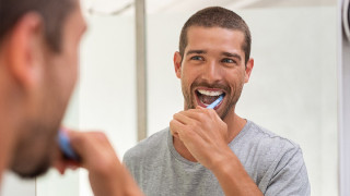 Η κίνηση που ωφελεί την υγεία: Κάντε αυτό όταν βουρτσίζετε τα δόντια σας