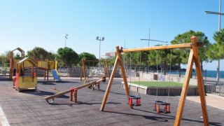 Θεσσαλονίκη: Εικόνες ντροπής με γυμνά παιδιά σε παιδική χαρά (vids)