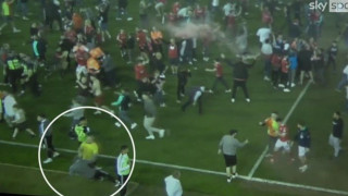 Η στιγμή που ο οπαδός της Νότιγχαμ κουτουλάει ποδοσφαιριστή της Σέφιλντ