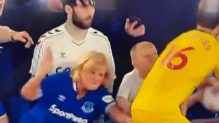 Έπος! Φίλη της Έβερτον χτύπησε στον... πισινό τον Άντερσεν