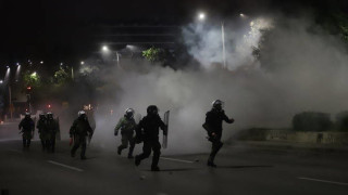 ΤΩΡΑ: Μολότοφ έξω από το Βιολογικό του ΑΠΘ, στην Εθν. Αμύνης (vid)