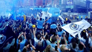 Ντελίριο στην πανηγυρική παρέλαση των πρωταθλητών