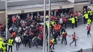 Οπαδοί της Λίβερπουλ σπάνε τα τουρνικέ και εισβάλουν στο «Σταντ Ντε Φρανς»