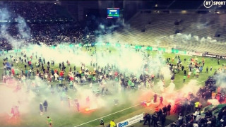 Επεσε η Σεντ Ετιέν και οι οπαδοί μπήκαν στο γήπεδο και προκάλεσαν χάος (vids)