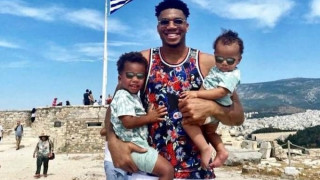 Στην Ελλάδα με την οικογένειά του ο Αντετοκούνμπο!