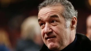 Στεάουα: Παρουσίασε παίκτη στο παλάτι με σαγιονάρες!