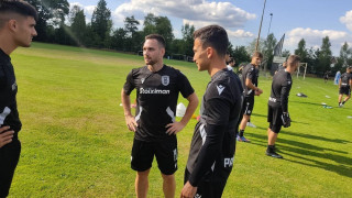 Στη βάση του ο Αντρίγια Ζίβκοβιτς - Τετ α τετ με Λουτσέσκου και αγκαλιά με Μπότο