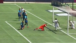 Δεν έχει ξαναγίνει: Βιάστηκε να πανηγυρίσει και κλώτσησε μακριά την μπάλα πριν μπει γκολ!