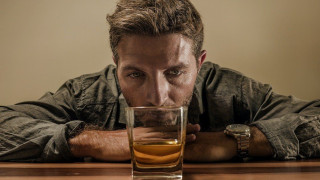 Κατανάλωση αλκοόλ και άδειο στομάχι: Τι συμβαίνει στον οργανισμό (vid)