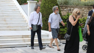 Πιο έξαλλος από χθες ο Πορτοσάλτε για την εμφάνιση με... σαγιονάρα στο Προεδρικό μέγαρο