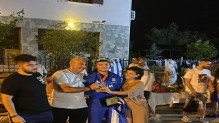 Υποδοχή ήρωα με πυρσούς-περιπολικά στον χρυσό σφυροβόλο, Γιάννη Κορακίδη, στο Πεδινό Κιλκίς (pics+vids)