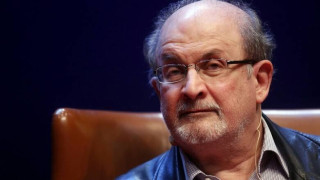 Σαλμάν Ρούσντι: Αποσωληνώθηκε, επικοινωνεί κανονικά και κάνει και... χιούμορ