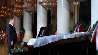 Κηδεία Γκορμπατσόφ: Ηχηρή η απουσία Πούτιν, ηχηρή όμως και η παρουσία Μεντβέντεφ