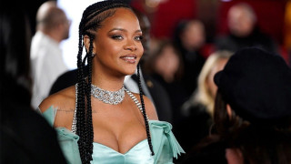 Ριάνα: Η τραγουδίστρια βοήθησε το προσωπικό ενός εστιατορίου με τη… «λάντζα»