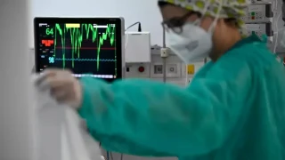 ΕΣΥ: Ιατρείο και χειρουργεία σε ιδιωτικές κλινικές από γιατρούς του Δημοσίου