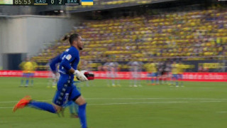 Στιγμές σοκ στην Ισπανία: Κατέρρευσε οπαδός στην αναμέτρηση Κάντιθ - Μπαρσελόνα, στην κερκίδα ο γκολκίπερ με απινιδωτή