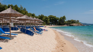 Χαλκιδική: Έστησαν παράνομο beach bar στη Λαγόμανδρα – Μήνυση από τη Δασική υπηρεσία