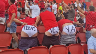 Οπαδοί της Μαγιόρκα μετέτρεψαν σε πανό... τα εσώρουχά τους και διαμαρτυρήθηκαν