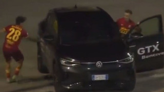 Απίστευτο: Παίκτης έτρεξε εκτός γηπέδου και πανηγύρισε γκολ μέσα σε διαφημιστικό αυτοκίνητο