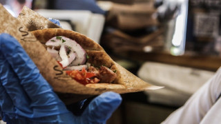 Σουβλάκι όπως λέμε... χρυσός- Στα 4,5 ευρώ η τιμή του